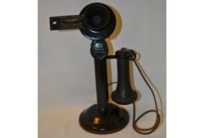 杰弗逊兵营电话博物馆的烛台电话展览.